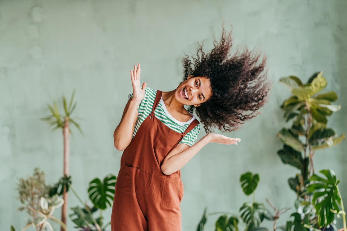 È primavera: perdete più capelli? Ecco i consigli per affrontare al meglio questo periodo