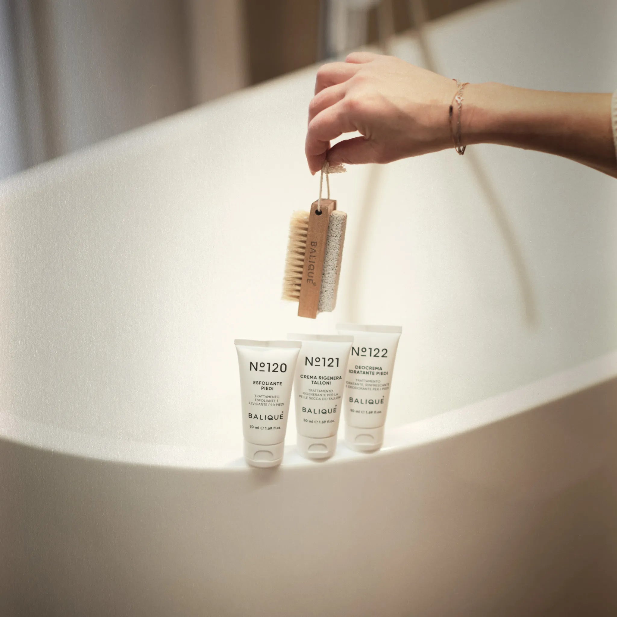 VELVET BRUSH - Spazzola naturale con pietra pomice per piedi levigati e vellutati