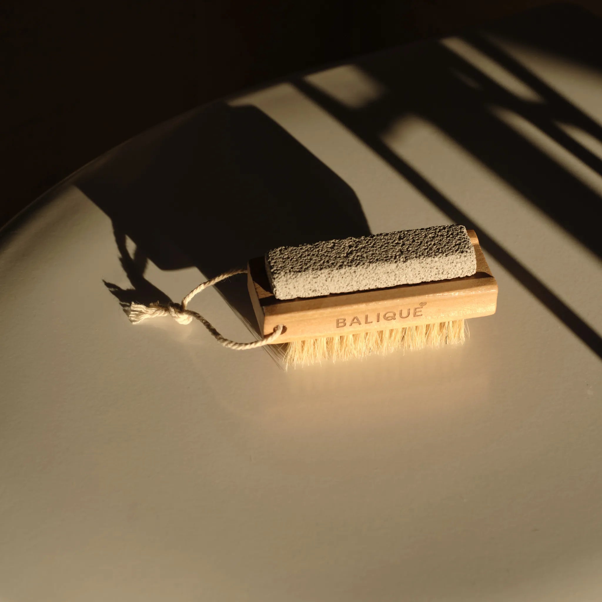 VELVET BRUSH - Spazzola naturale con pietra pomice per piedi levigati e vellutati